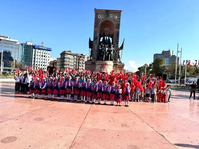 İstanbul Taksim Meydanı'nda Yeni Eğitim ve Öğretim Yılı Töreni Düzenlendi