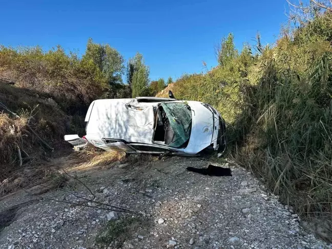 Sivas'ta Hafif Ticari Araç Dereye Uçtu: 2 Yaralı