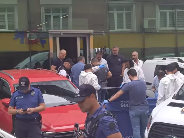 Üsküdar'da Kozmetik Ürünleri Satılan İş Yeri Önünde Silahlı Saldırı: 1 Ölü