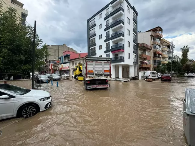 Erdek'te Fırtına ve Sağanak Yağış Etkili Oldu