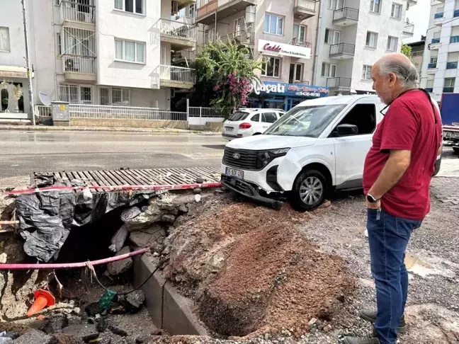 İzmir'de Sağanak Yağış: Yollar Göle Döndü, Araç Göçen Yolun İçine Düştü