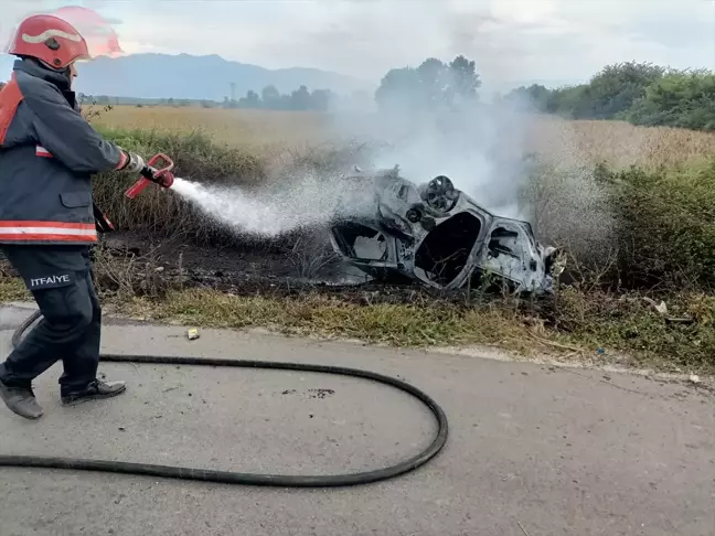 Sakarya'da Otomobil Yanarak Kullanılamaz Hale Geldi