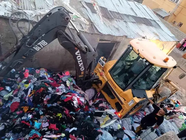 Van'da bir depoda çıkan yangında 30 ton temizlik bezi ve 210 koli cam suyu yandı