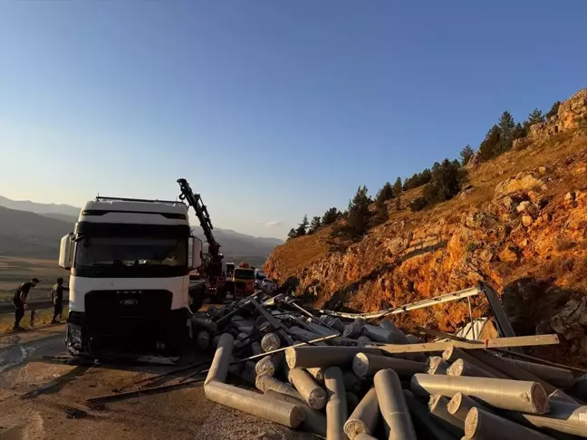 Kahramanmaraş-Kayseri kara yolu kumaş yüklü tırın devrilmesi sonucu ulaşıma kapandı