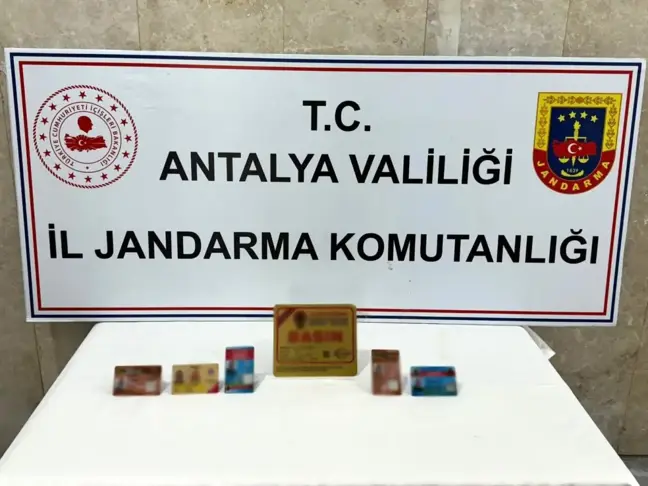 Alanya'da sahte basın kimlikleri kullanan şüpheli yakalandı