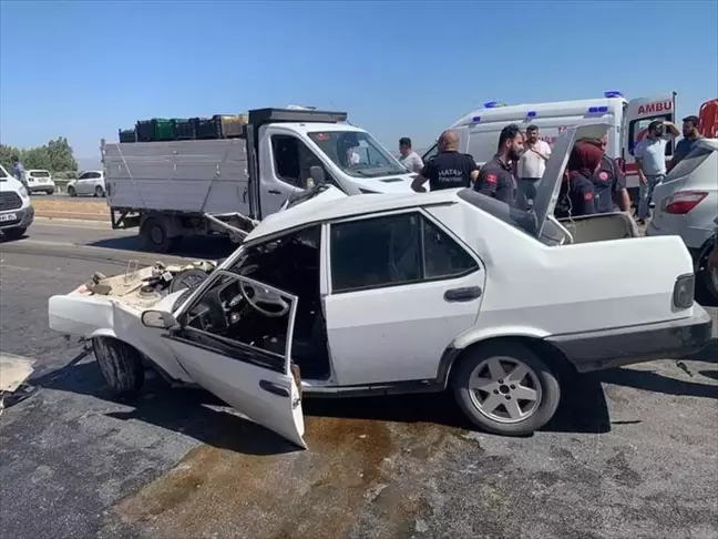 Kırıkhan'da Beton Mikseriyle Çarpışan Otomobilin Sürücüsü Hayatını Kaybetti