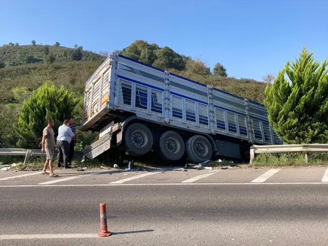 Ünye'de zincirleme trafik kazası: 5 yaralı