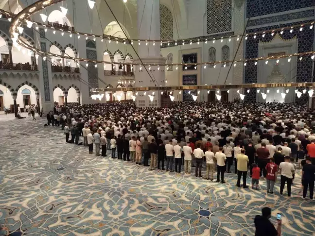 İstanbul'da Mevlit Kandili Coşkusu Çamlıca Camii'nde Yaşandı