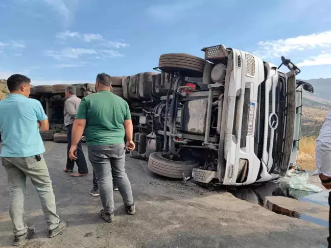 Siirt'te Kömür Yüklü Tır Devrildi, Karayolu Kapandı