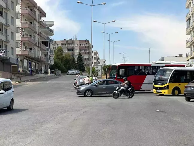 Nusaybin'de Halk Otobüsü ile Otomobil Çarpıştı, Yaralı Yok