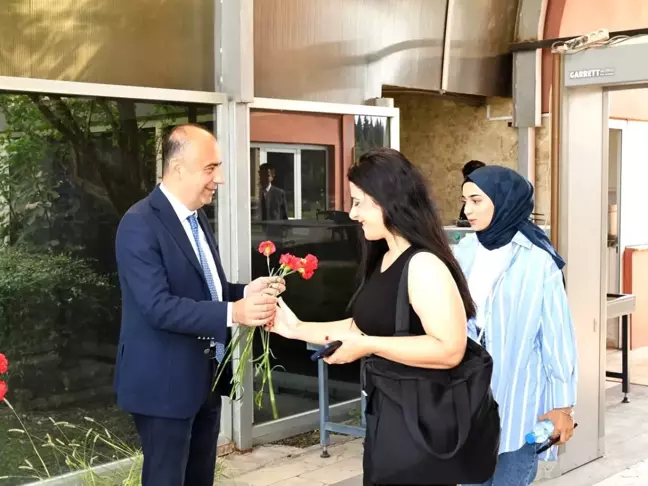 Rektör Keleş'ten Öğrencilere Hoş Sürpriz