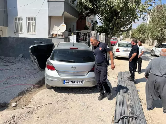 Adıyaman'da Bahçe Duvarına Çarpan Otomobil Sürücüsü Yaralandı