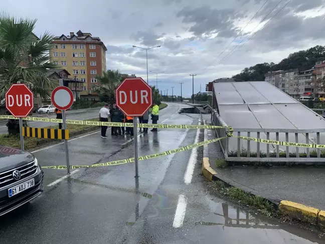 Hopa'da Yol Çöktü, Ulaşım Tek Şeritten Sağlanıyor