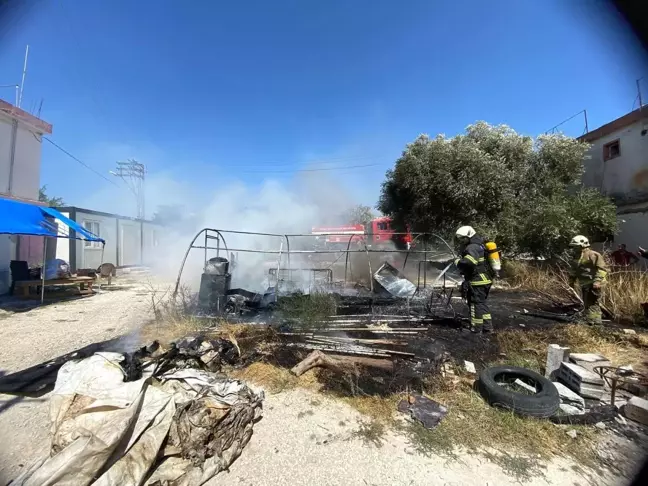 Hatay'da Depo Olarak Kullanılan Çadır Yangında Küle Döndü