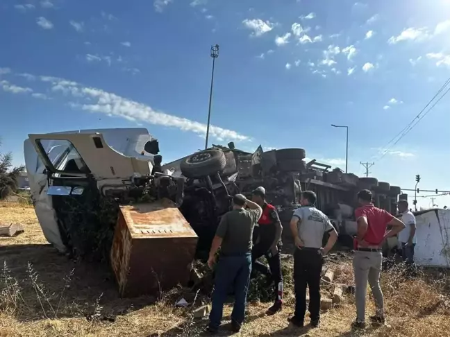 Şanlıurfa'da Tır ile Çarpışan Otomobilin Sürücüsü Hayatını Kaybetti