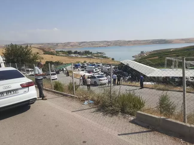 Adıyaman'da Şarampole Devrilen Otomobilde 2 Kişi Hayatını Kaybetti