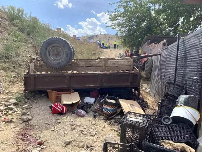 Manisa'da Üzüm İşçilerini Taşıyan Traktör Devrildi: 11 Yaralı