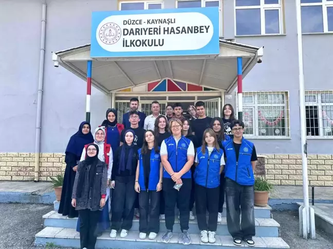 Düzce'de Mahallemin Okul Projesi kapsamında kırtasiye malzemeleri dağıtıldı