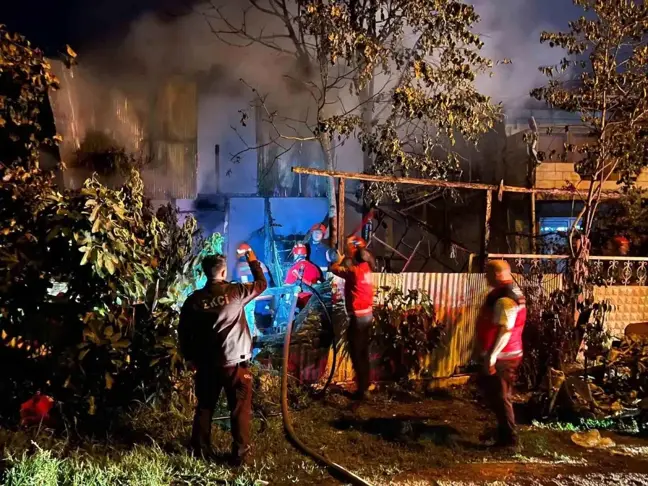 Hendek'te Gece Yangın: İki Katlı Ahşap Ev Kullanılamaz Hale Geldi