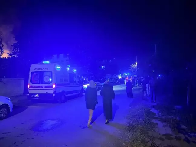 Sakarya'da Yangın: İki Katlı Ahşap Ev, Depo ve Ahır Kullanılamaz Hale Geldi