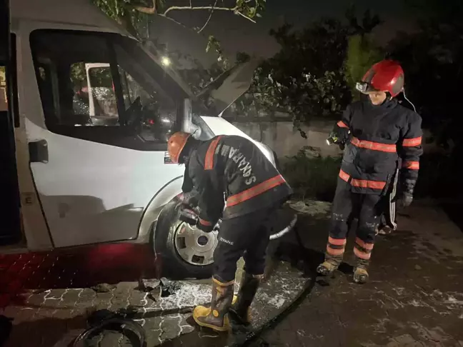 Hendek'te Minibüs Yangını Büyümeden Söndürüldü