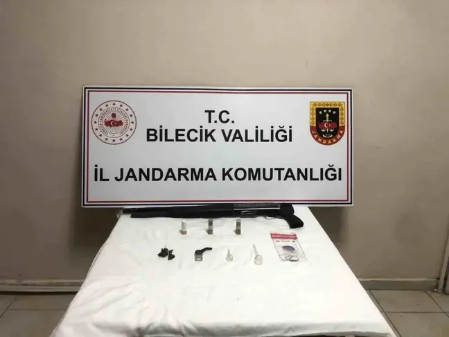 Bilecik'te Jandarma Ekiplerinden Kaçan Şüpheli Uyuşturucu ve Ruhsatsız Tüfekle Yakalandı