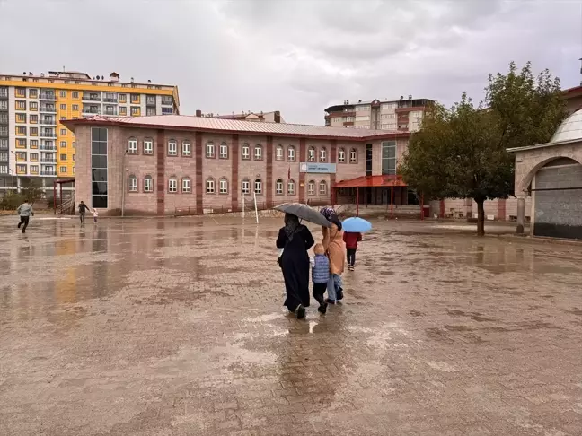 Erzurum'da Sağanak Yağış Hayatı Olumsuz Etkiledi