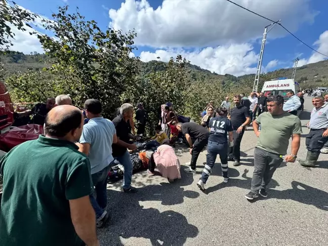 Düzce'de Tarım İşçilerini Taşıyan Minibüs Şarampole Devrildi: 22 Yaralı