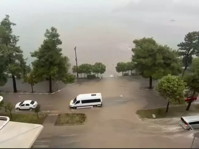 Tirebolu'da Şiddetli Yağış Cadde ve Sokakları Suyla Doldurdu