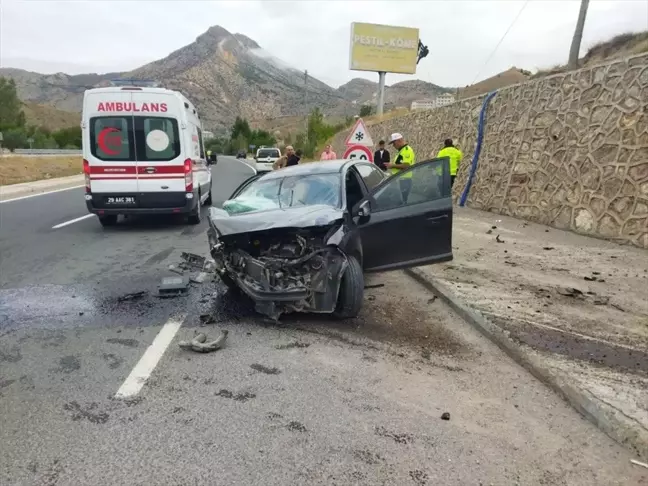 Gümüşhane'de İstinat Duvarına Çarpan Otomobilde 3 Yaralı