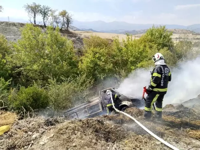 Denizli'de Yoldan Çıkan Kamyonette Yangın Çıktı