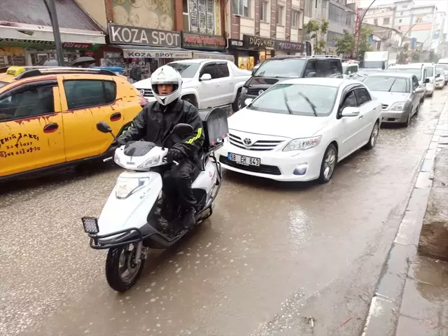 Yüksekova'da Sağanak Yağış Hayatı Olumsuz Etkiledi