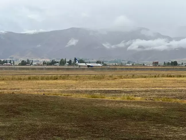 Hakkari'de Pistten Çıkan Uçak 5 Saat Sonra Çıkarıldı