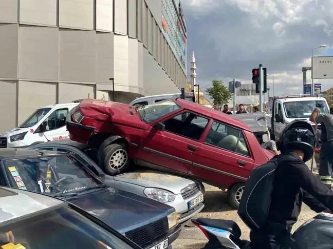 Ankara'da Trafik Kazası: Otomobil Başka Bir Aracın Üzerine Çıktı