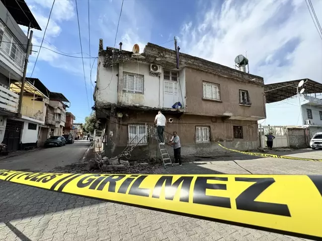 Adana'da Fırtına Sebebiyle Evde Hasar Oluştu