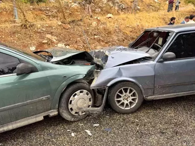 Adıyaman'da Kafa Kafaya Çarpışma: 4 Yaralı