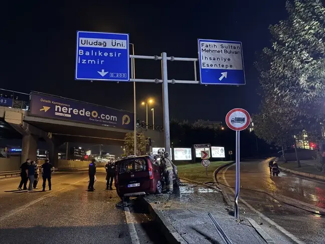 Bursa'da Hafif Ticari Araç Kaza Yaptı, Yangın Çıktı