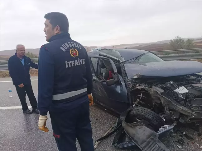 Çorum'da çekiciye çarpan otomobilde 4 yaralı