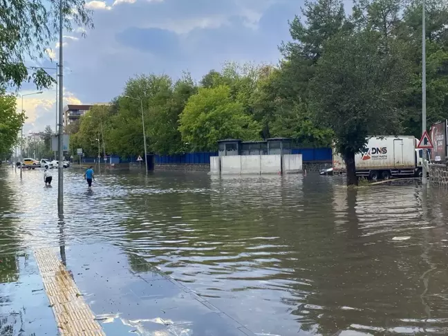 Diyarbakır'da Sağanak ve Dolu Hayatı Olumsuz Etkiledi