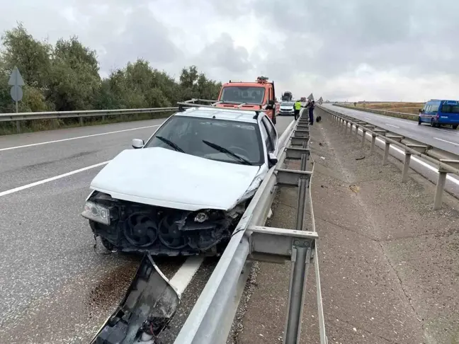 Sivas'ta Otomobil Kazası: 3 Yaralı