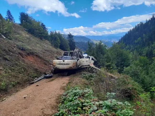 Artvin'de İş Makinesi Taşıyan Kamyon Uçuruma Devrildi: 2 Kişi Hayatını Kaybetti