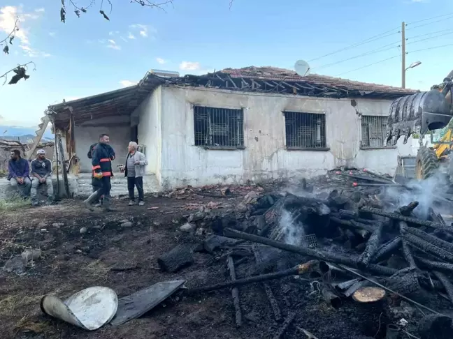 Malatya'da Depoda Yangın: Tonlarca Odun Yandı