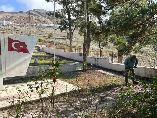 Hasankale Şehitliği'nde Bakım ve Temizlik Çalışmaları Devam Ediyor