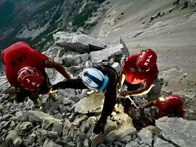 Yamaç Paraşütü Pilotunun Kayalıklara Düşmesiyle Kurtarma Operasyonu