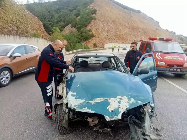 Tokat'ta Bariyerlere Çarpan Otomobilde 3 Yaralı