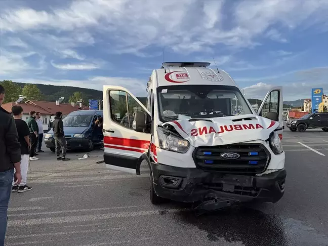 Bolu'da Ambulans ile Hafif Ticari Araç Çarpıştı: Bir Yaralı