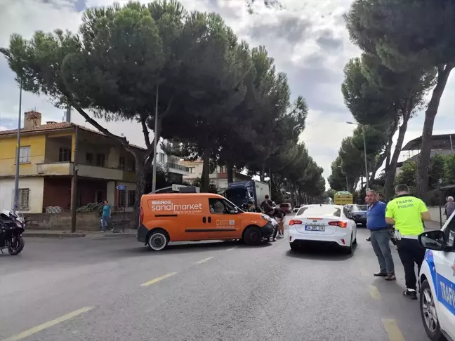 Nazilli'de Motosiklet ile Hafif Ticari Araç Çarpıştı: 2 Yaralı