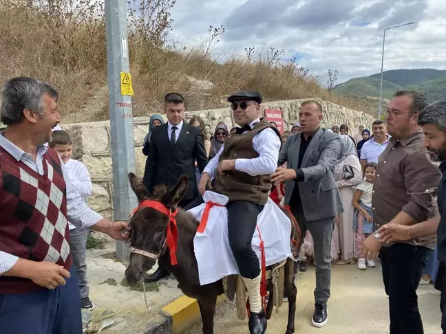 Damat Eşekle Götürüldü: Taraklı'da Eğlenceli Düğün Töreni