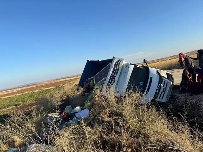 Şanlıurfa'da Tarım İşçilerini Taşıyan Pikap Devrildi: 9 Yaralı