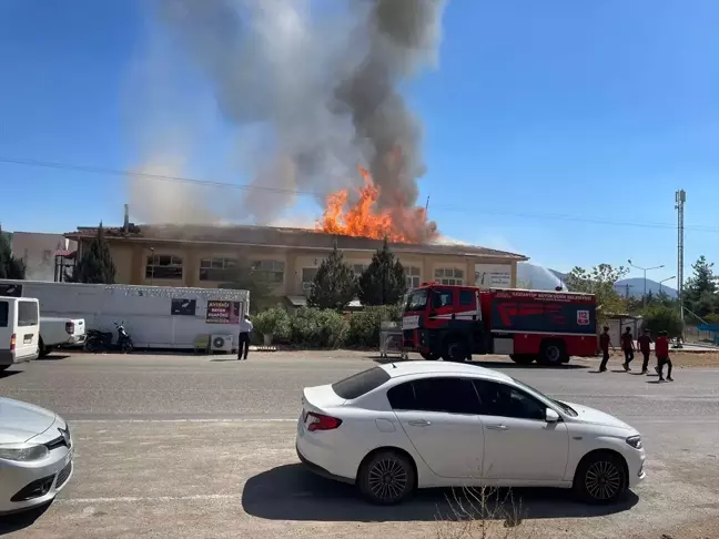 Gaziantep İslahiye'de İş Merkezinin Çatısında Yangın Çıktı